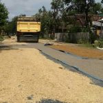 petani mengeringkan padi di jalan umum Bejod, wanasalam
