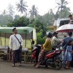 penjaja kue Apem Putih Khas Cimanuk