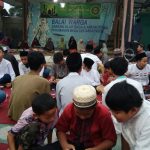 anak-anak menikmati moment buka bersama di perum Mega Lestari