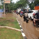 Jalan tergenang, diduga akibat drainase buruk di jl pemda Kab. Tangerang