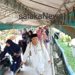 pengunjung yang akan berziarah ke makam Rd Aria Wira Tanu Datar saat melewati tangga