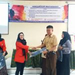 Mahasiswa UMB saat memberikan Penghargaan kepada peserta di SMAN 1 Panggarangan