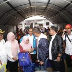 Mensos Agus saat meninjau Lokasi korban Tsunami Selat Sunda