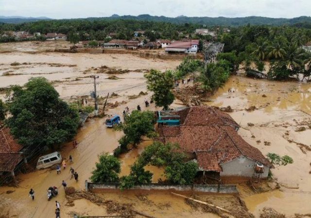 Akibat Banjir Bandang Dan Longsor, Ribuan Warga Lebak Mengungsi