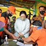ketua DPR RI Puan Maharani di Jayanti tinjau distribusi BST Covid19