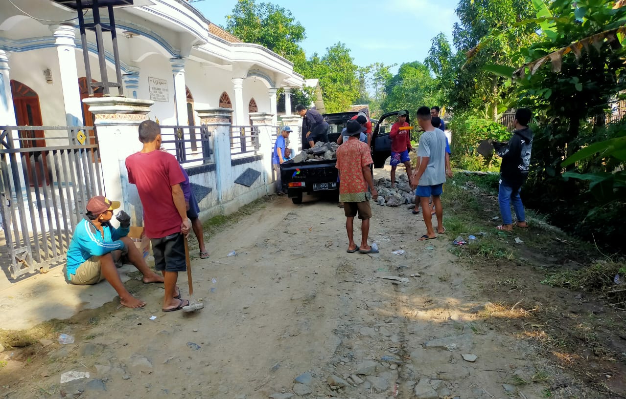 Warga Desa Weru sedang melakukan aktivitas gotong royong. (Land/salakaNews)