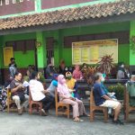 warga Curug terima BST Covid19
