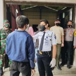 warga Curug test suhu badan sebelum terima BST
