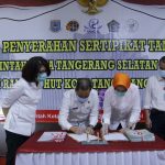 Pemkot Tangsel terima Sertifikat Tanah dan wakap dari BPN