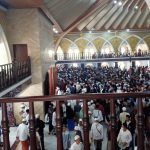 masyarakat menyolatkan jenazah Abuya Uci di salah satu gedung di Ponpesnya