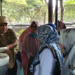 Dr. Indiwan Seto Dosen UMN bersama Warga Desa Binaan