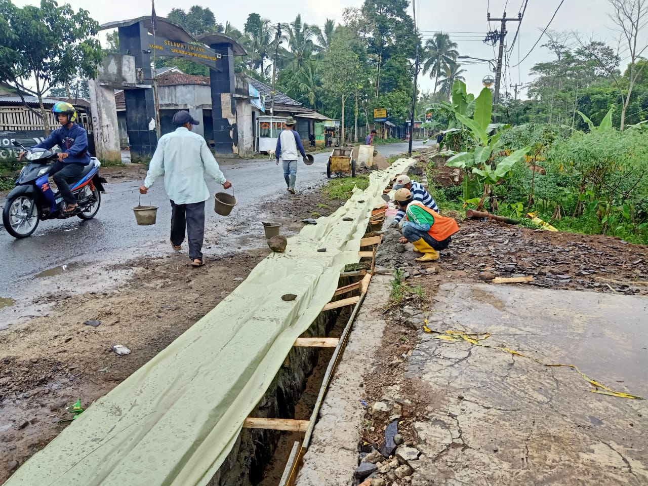 Pentingnya Drainase Cegah Kerusakan Jalan, UPTD PJJ Pandeglang Fokus Bangun Saluran Air