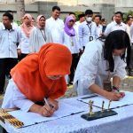 Satgas PTSL BPN Tangsel menandatangani sumpah perjanjian kerja (foto: dok)