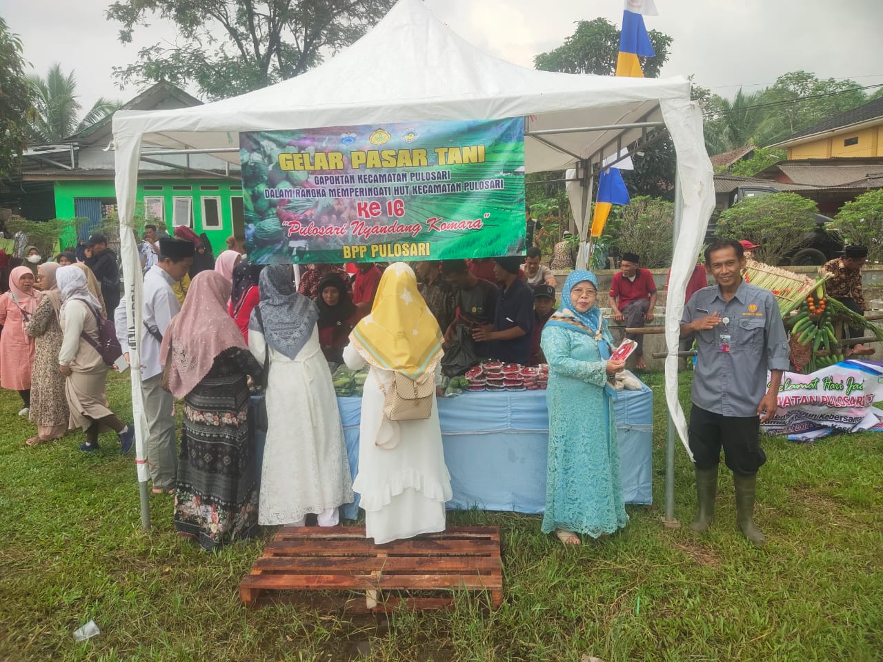 Di Acara HUT Kecamatan Pulosari ke-16, Stand BPP Pertanian Diserbu Pembeli
