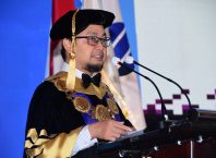 Rektor Universitas Mercu Buana, Prof. Dr. Andi Adriansyah, M. Eng., memberi sambutan dalam Wisuda Unviersitas Mercu Buana (13/12) di ICE, Tangerang Selatan.
