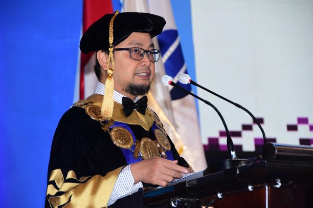 Rektor Universitas Mercu Buana, Prof. Dr. Andi Adriansyah, M. Eng., memberi sambutan dalam Wisuda Unviersitas Mercu Buana (13/12) di ICE, Tangerang Selatan.