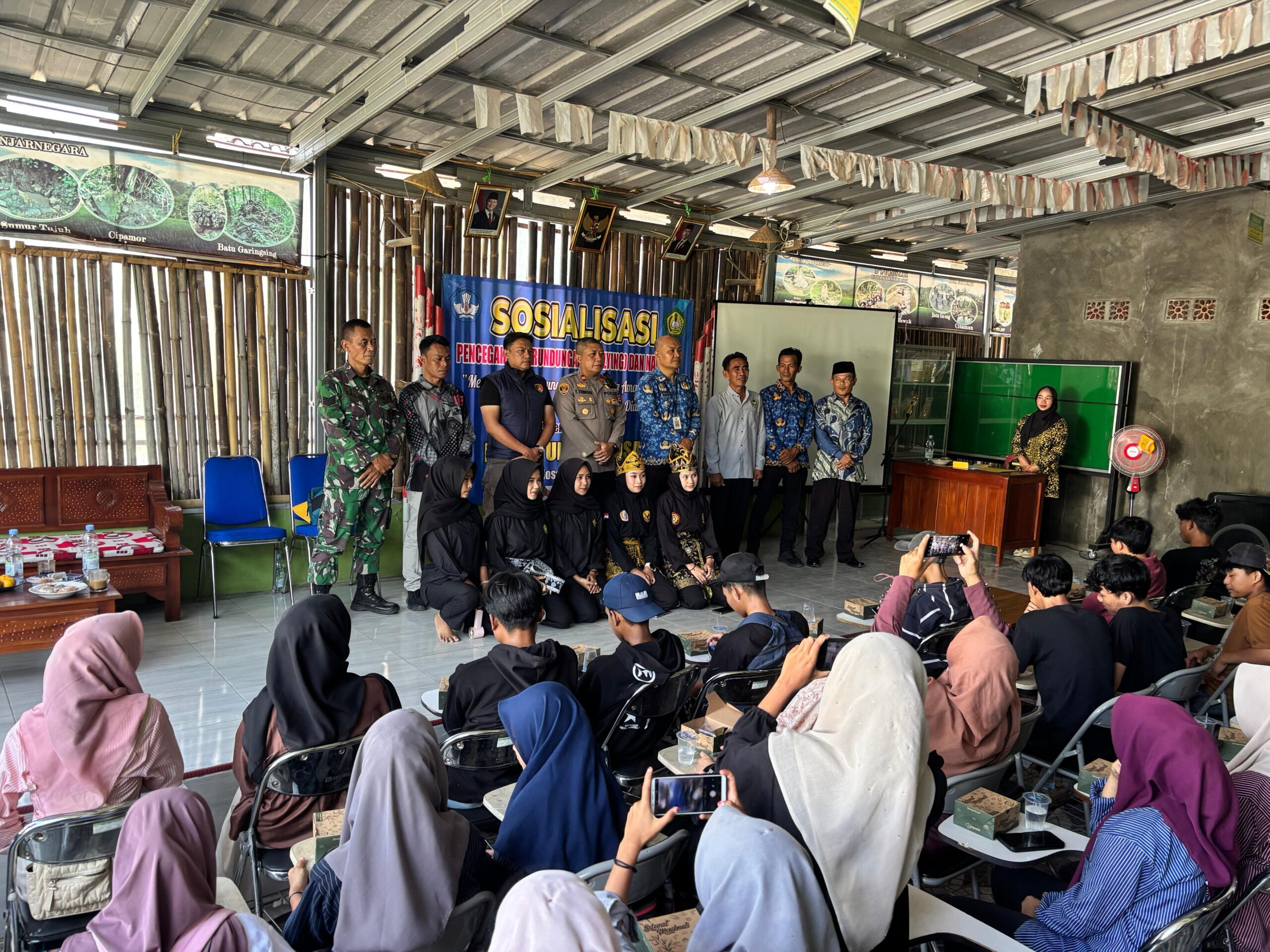 Sesi foto bersama di akhir penutupan acara (foto : salakanews.com